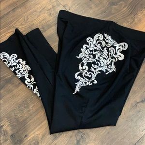 Embroidered leggings